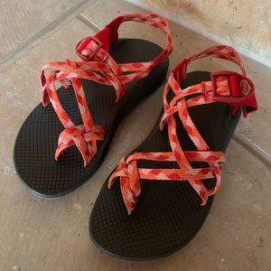 Womenβs orange, red and pink Chacos, size 7